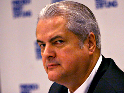Fostul premier Adrian Năstase critică programul ”Cornul și laptele” de la Sibiu. ”O firmă din Turda aduce cornuri în Sibiu…”