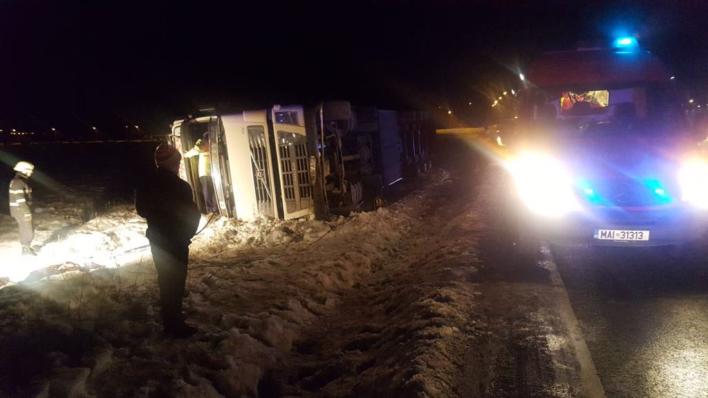 TIR răsturnat lângă Continental. Cabina i-a prins brațul unei femei