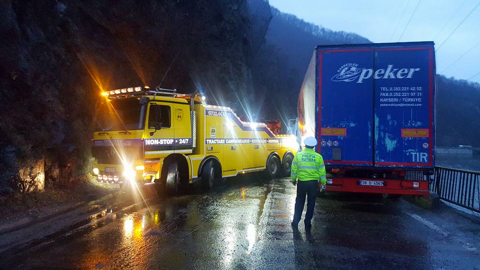 Cozi mari de mașini pe Valea Oltului. Un TIR a intrat într-un cap de pod