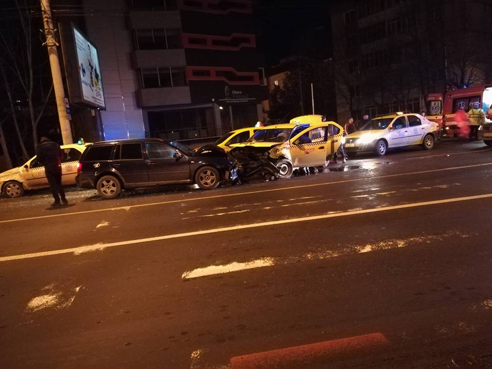 Foto-Accident frontal azi-noapte pe Rahovei. Patru mașini implicate