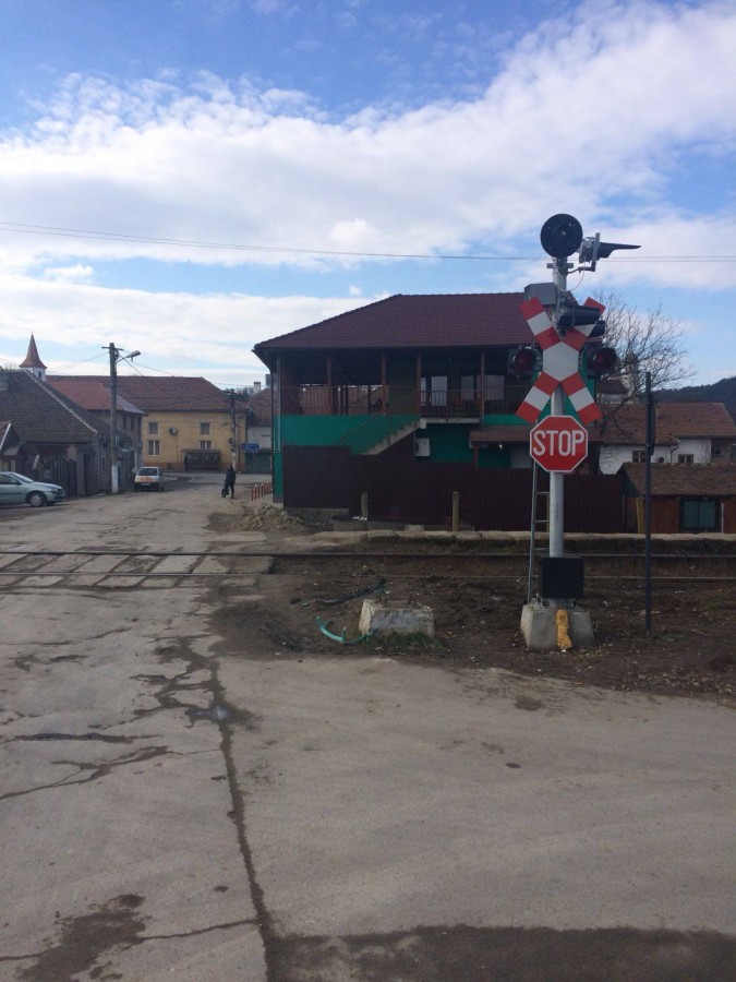 FOTO | Șofer de 81 de ani, lovit de tren. A trecut pe roșu