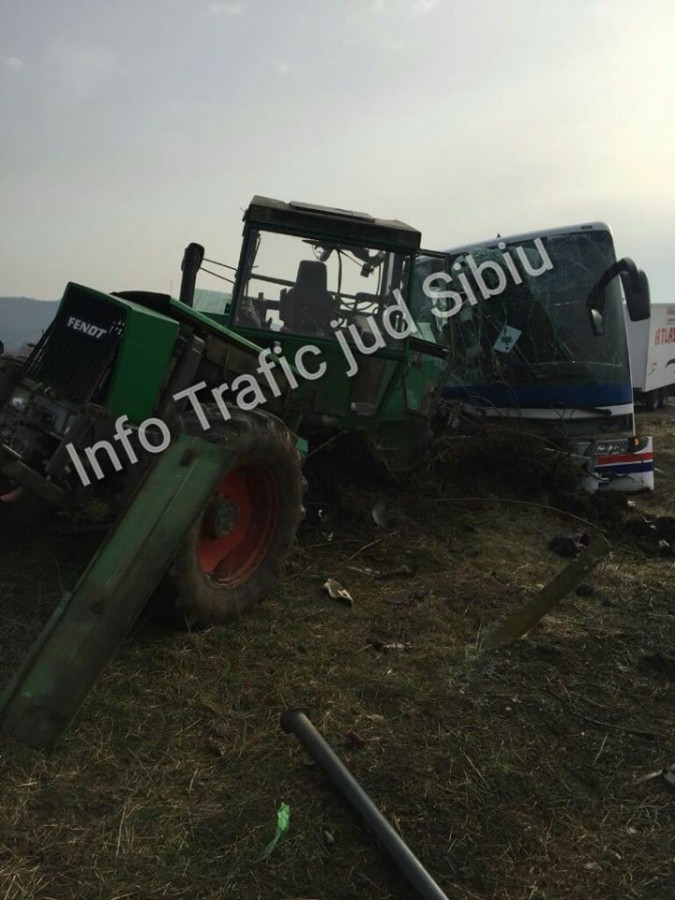 ACTUALIZARE Autobuz cu 12 oameni la bord, implicat într-un accident cu un tractor
