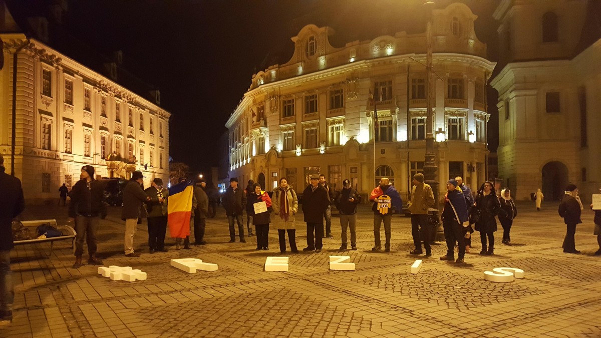 FOTO-VIDEO Protest în Piața Mare. ”DNA să vină să vă ia!”