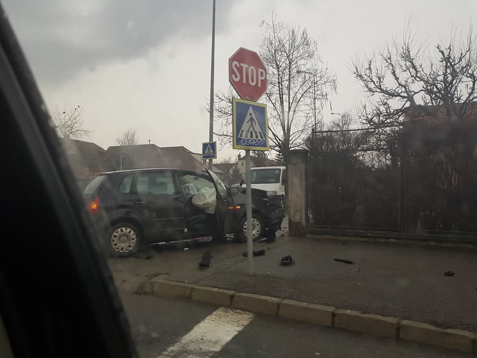 Accident pe Moldoveanu la intersecția cu Negoiu. Trei mașini implicate