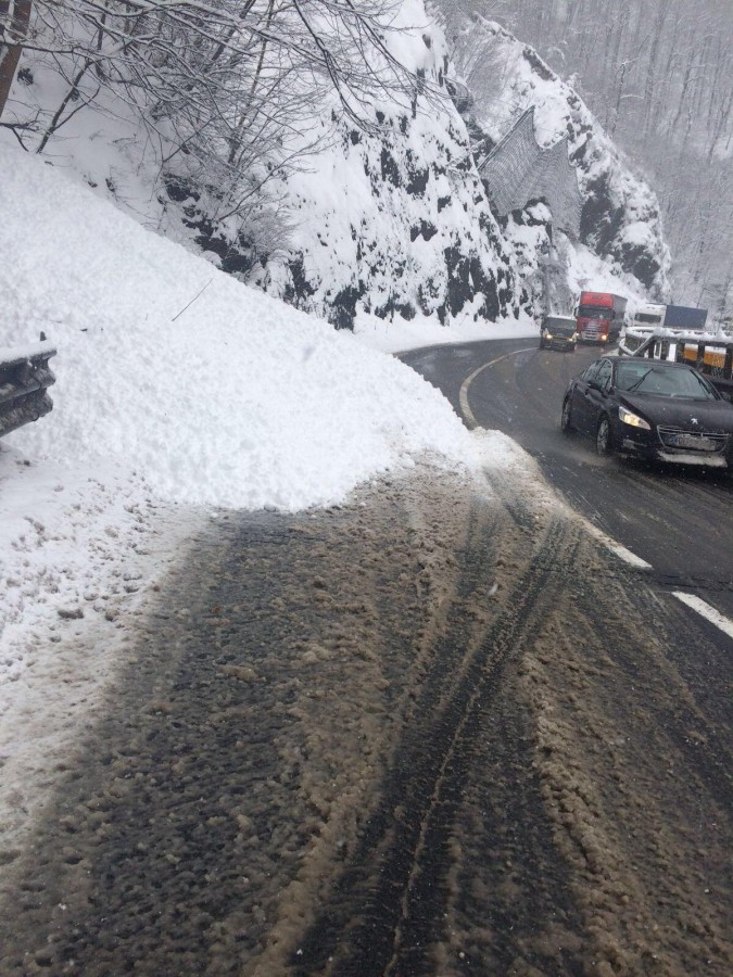 Avalanșă pe Valea Oltului. Drumul a fost curățat de zăpadă VIDEO