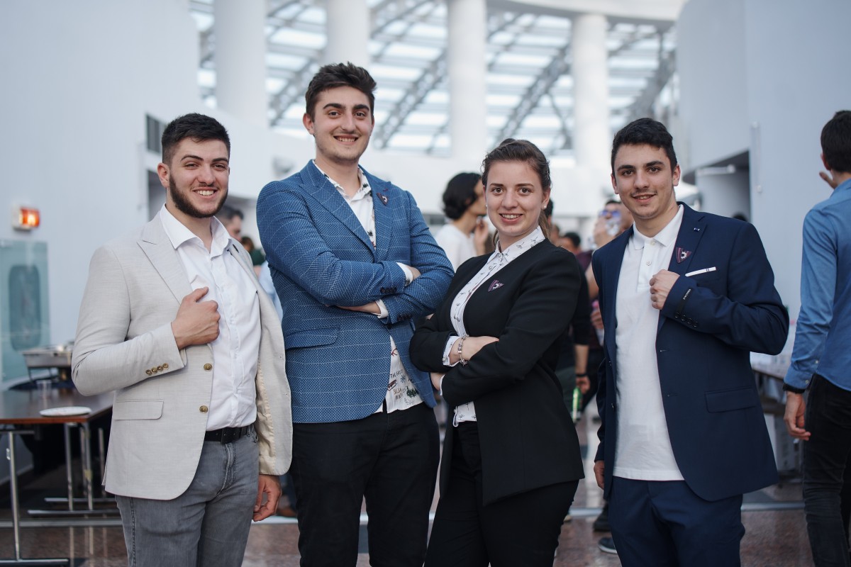 Studenți sibieni, calificați în finala Innovation Labs, cu draperiile care se deschid automat