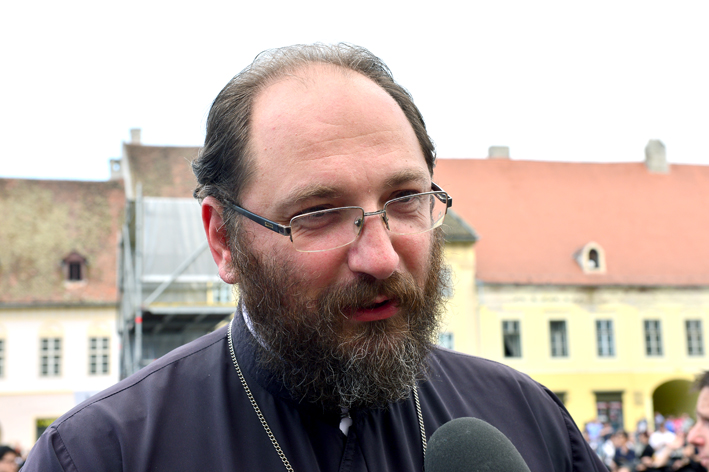 Prima apariție a părintelui Necula la Cronica Cârcotașilor. Dumnezeu nu privește spre mititei și spre muștaruri
