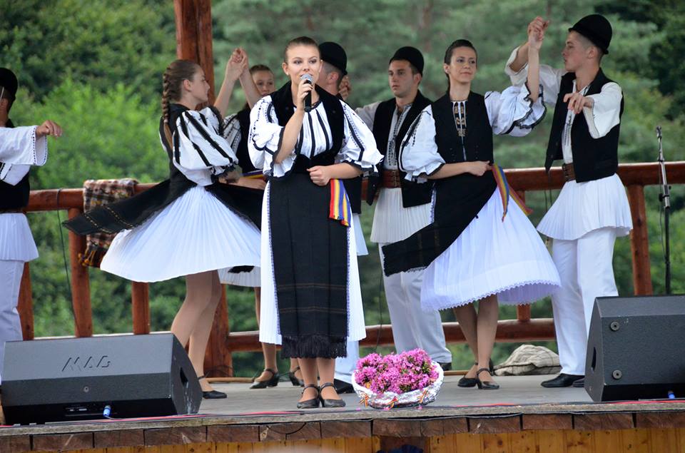 Cină la stână, tocană la ceaun și multă muzică populară în weekend, la Festivalul Bujorul de munte