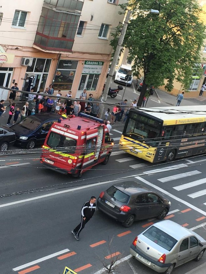 Femeie lovită pe trecerea de pietoni de un autobuz, pe Semaforului