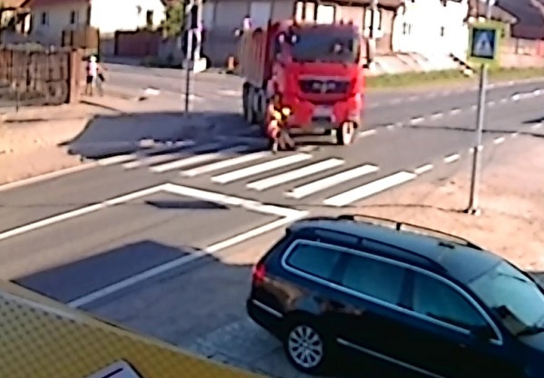 VIDEO ACCIDENT - Cum au fost spulberati mama si baietelul de 8 ani, pe trecerea de pietoni