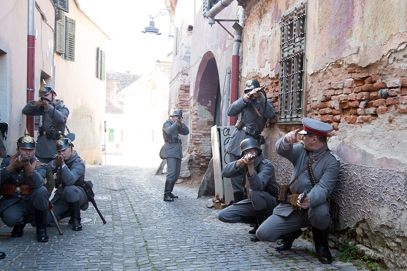 Scene din cele doua Razboaie Mondiale recreate in centrul Sibiului
