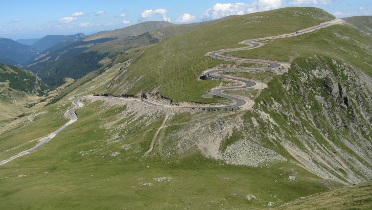 Cea mai înaltă șosea din România, de la hotarul județului Sibiu, în litigiu. Reabilitarea se amână