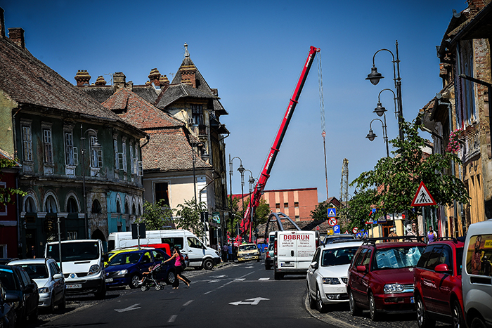 Cum functioneaza cea mai mare macara mobila din Sibiu | Video si foto