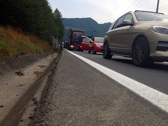 O mașină a intrat într-un copac căzut pe carosabil, pe DN 7. Trafic alternativ pe Valea Oltului