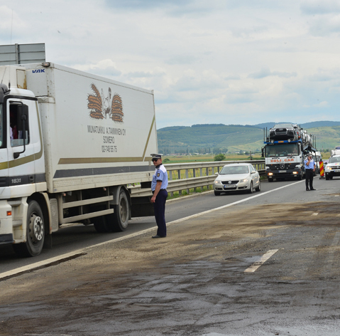 TIR răsturnat de vânt pe Hula Bradului. De două ori