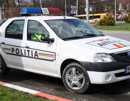 Fara permis si in stare de ebrietate a intrat cu masina intr-un stalp