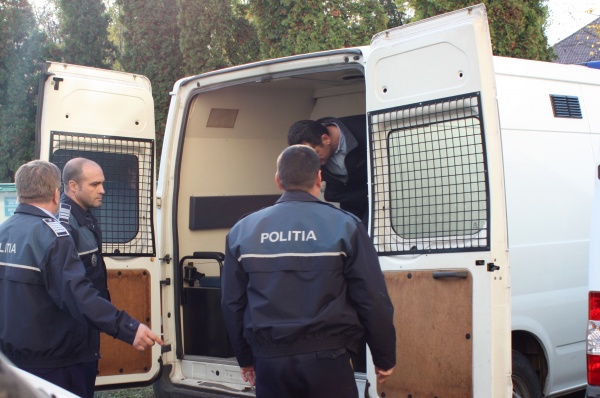 Au batut un sofer, i-au furat combustibilul si au sfarsit in arest