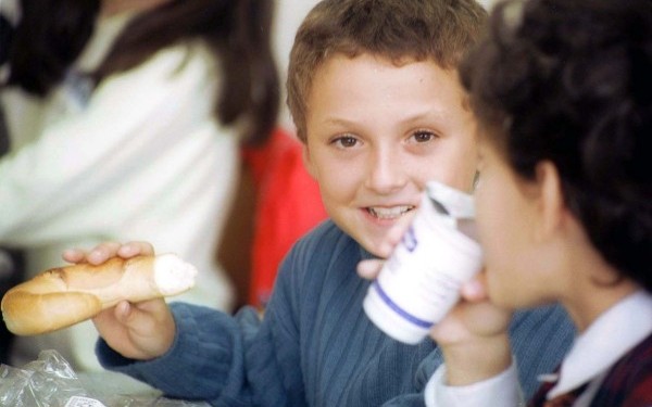 Laptele și cornul aduse din Gorj sunt prost ambalate, vechi, alterate. ”Să nu se joace cu sănătatea copiilor”