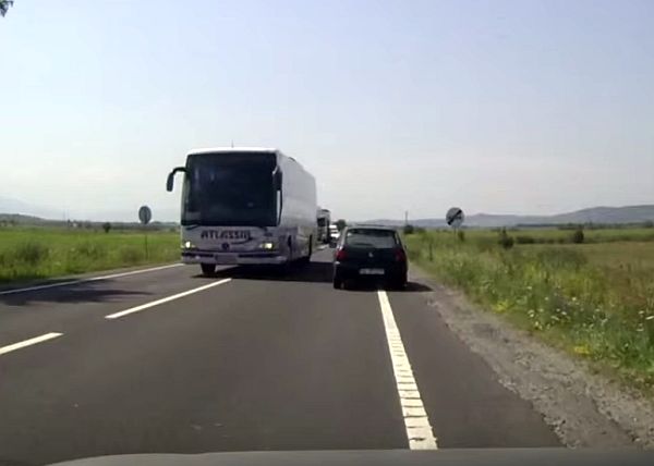 VIDEO - Sofer de autocar suspendat din functie dupa o depasire foarte periculoasa