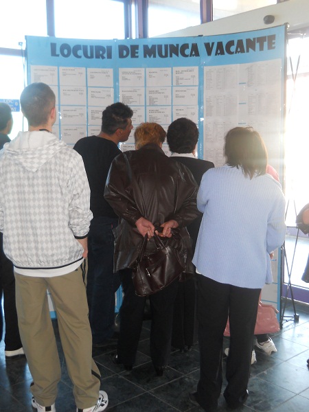 Doar 330 de posturi vacante in judet