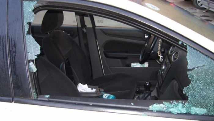 Două mașini sparte ieri. S-a furat un geamantan cu 7500 de lei, o tabletă, un mobil…