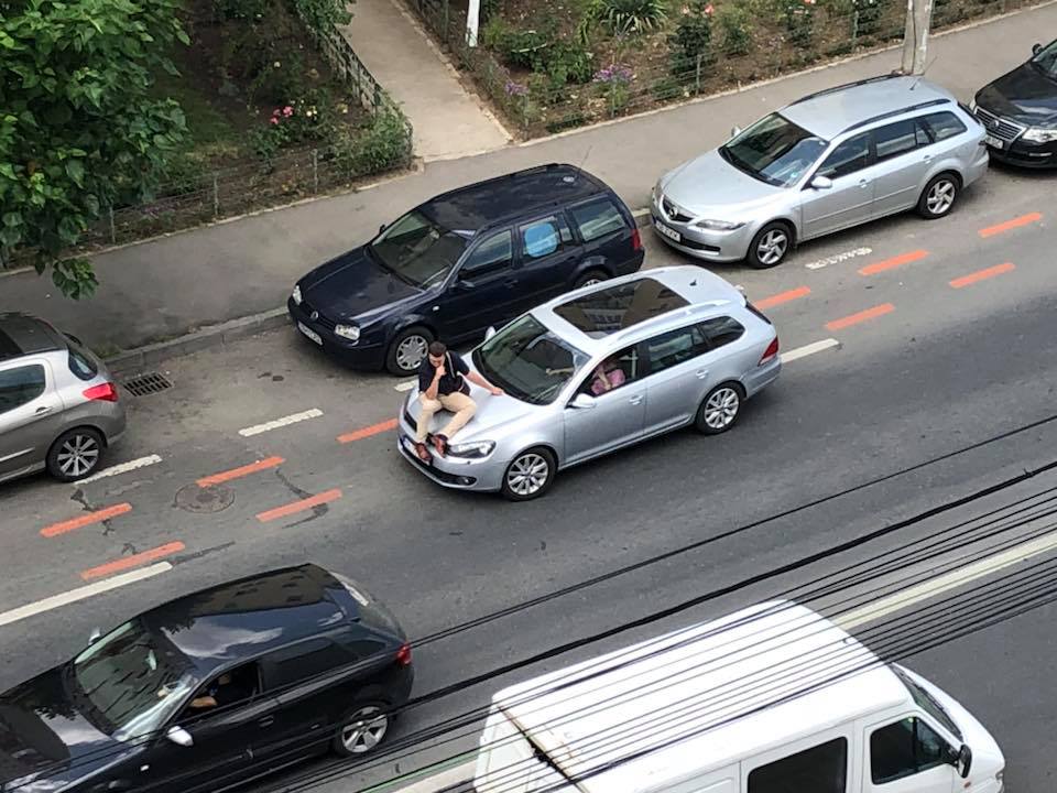 Divorț în stradă: Un sibian s-a urcat pe capota mașinii soției
