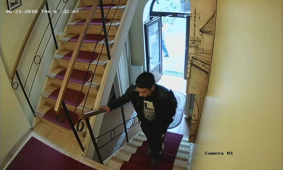 FOTO-Dacă l-ați văzut pe acest bărbat, surprins la furat, sunați la Poliție