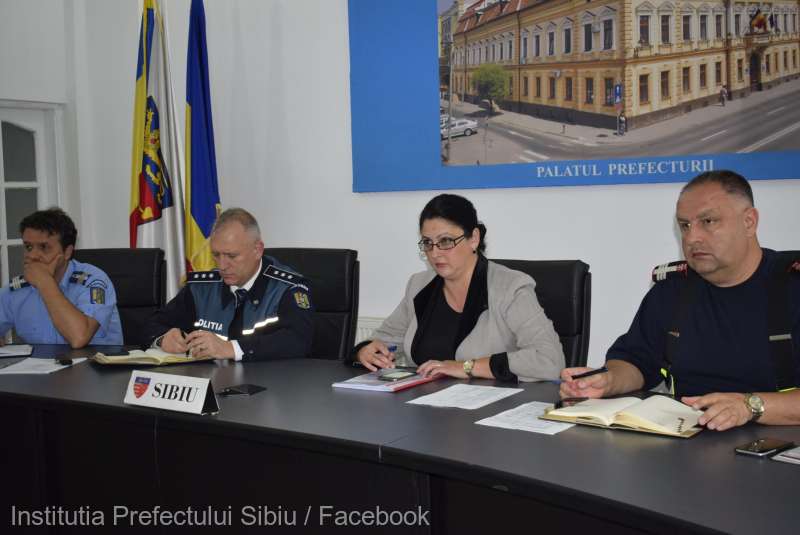 Autoritățile îndiguiesc Valea Hârtibaciului pentru a preveni inundarea drumului județean