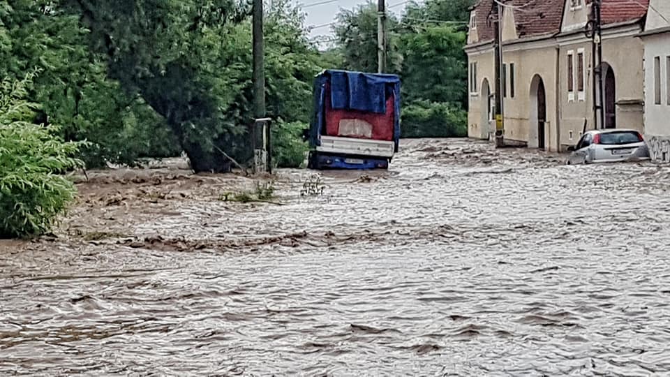 Inundații în județ. Apoldul de Jos și Săcădate sunt inundate, drumul spre Poiana, blocat