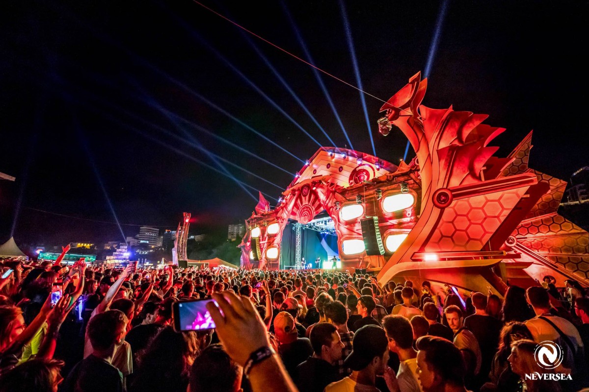 Participanții Neversea scandează împotriva PSD. Într-o pană de curent | VIDEO