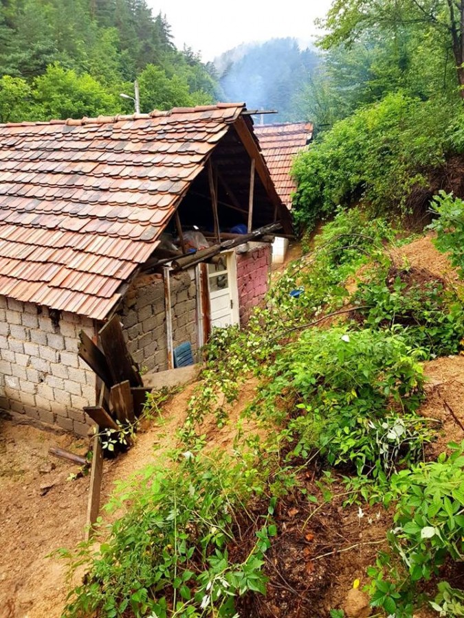 Mal de pământ surpat la Tălmăcel, 10 case în pericol | foto