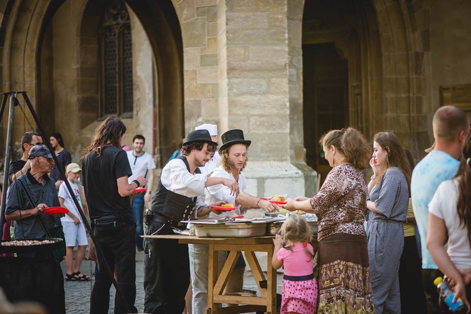 Calfele călătoare s-au întors la Sibiu și ajută copiii din familii defavorizate