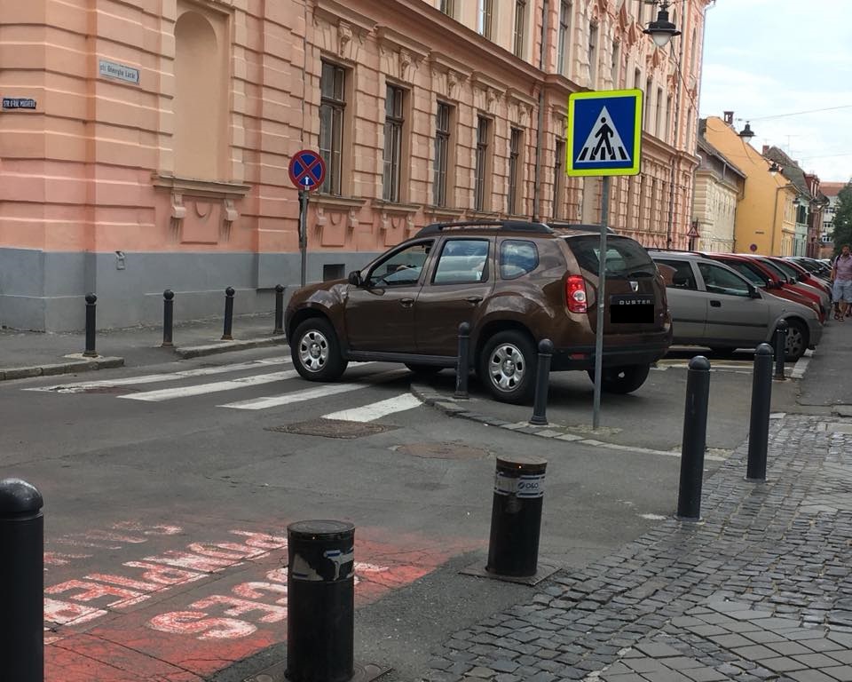 Șofer șmecher, iese din Piața Mare prin zonă interzisă. „S-a băgat pe unde era mai strâmt”