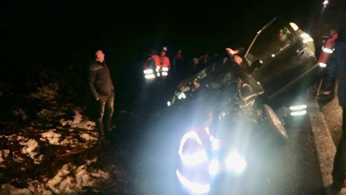 Un TIR și două mașini, implicate într-un accident în lanț pe Valea Oltului