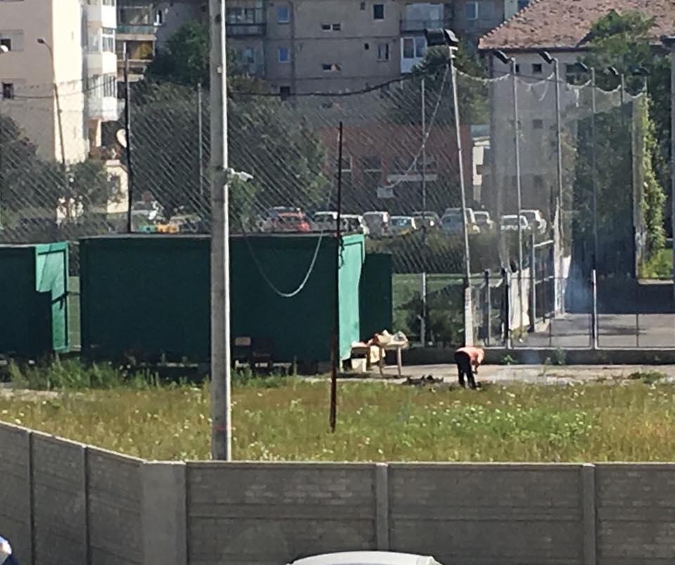 Sibiu, sat frumos! Grătar și mașină spălată în curtea școlii