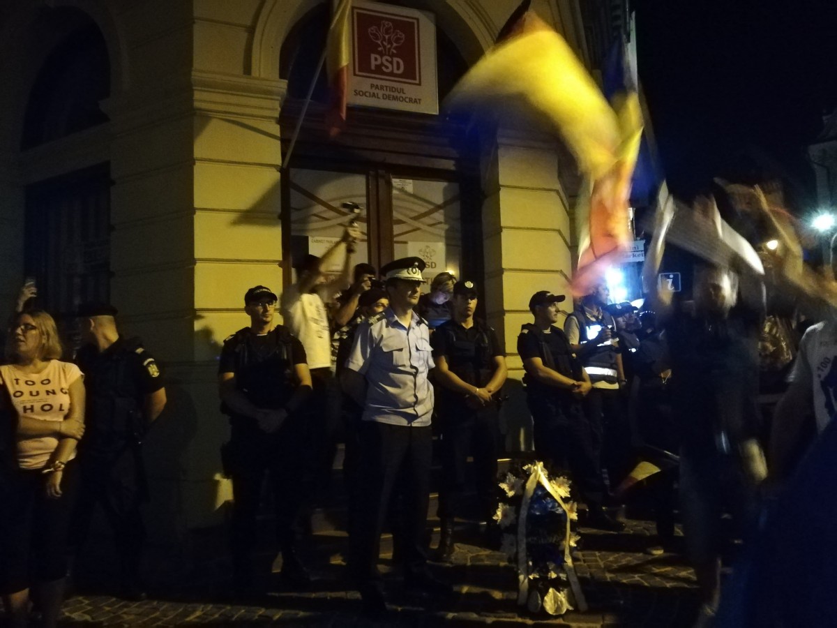 Reacția PSD Sibiu la protestele de aseară: Iohannis trebuie să răspundă pentru pagubele din stradă!