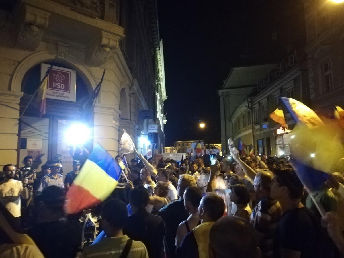 ACTUALIZARE. Protestatarii au ajuns în fața sediului PSD | FOTO VIDEO