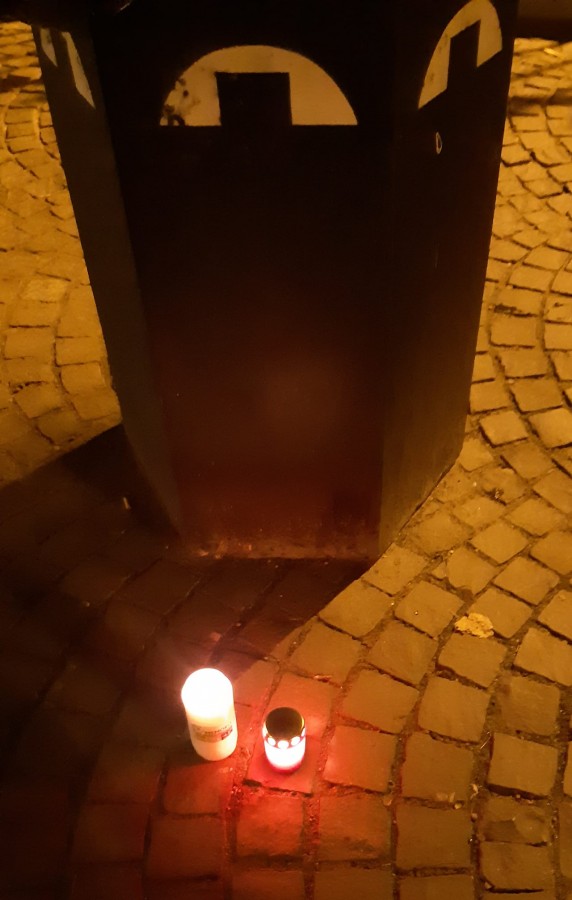 Lumânări pentru protestatarul decedat duminică