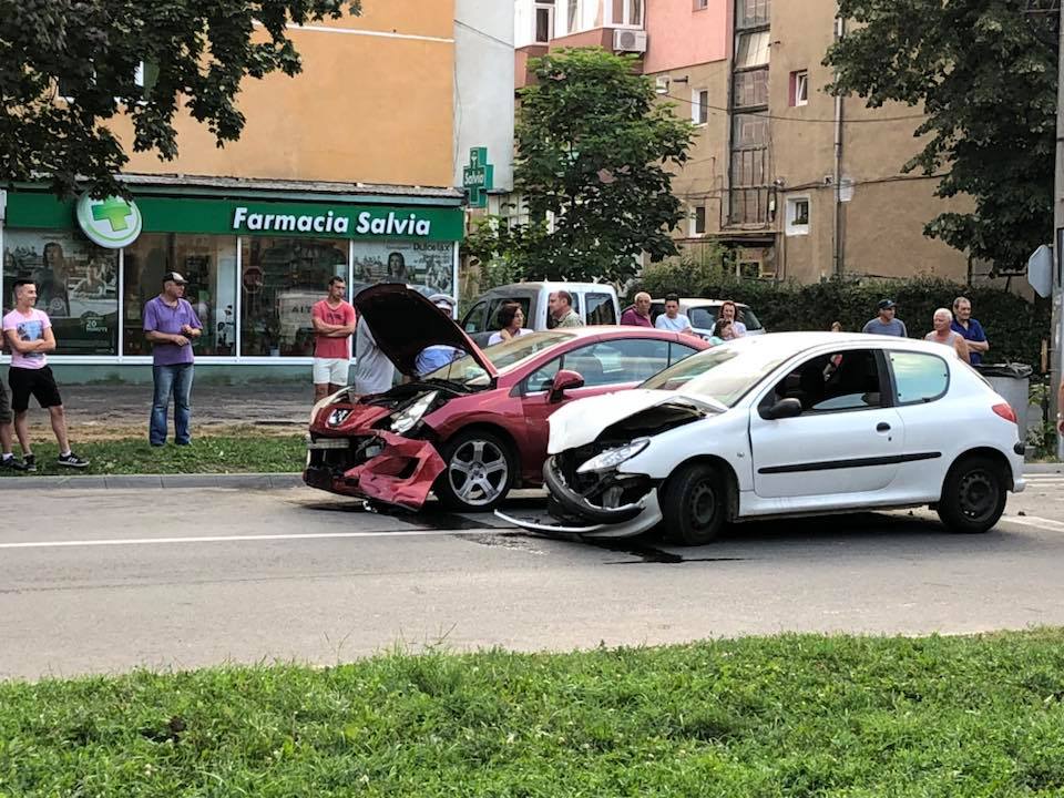 Accident pe Gladiolelor. Două șoferițe s-au întâlnit în drum