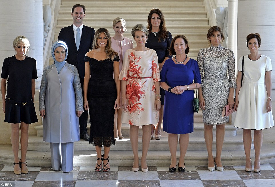 Soțul premierului luxemburghez, alături de primele-doamne la NATO. Fotografie virală