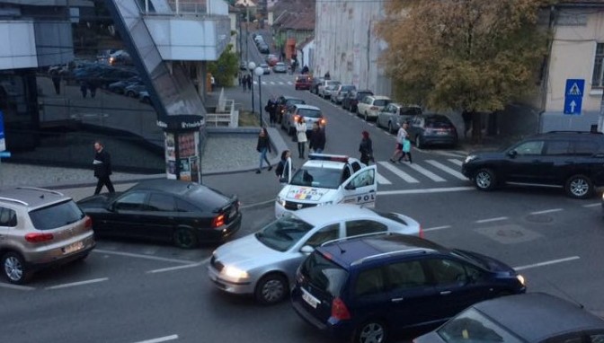 Echipaj de poliție acuzat că a mers pe interzis pentru a lăsa copilul la școală. Poliția: „Nu apreciem supozițiile nefondate”