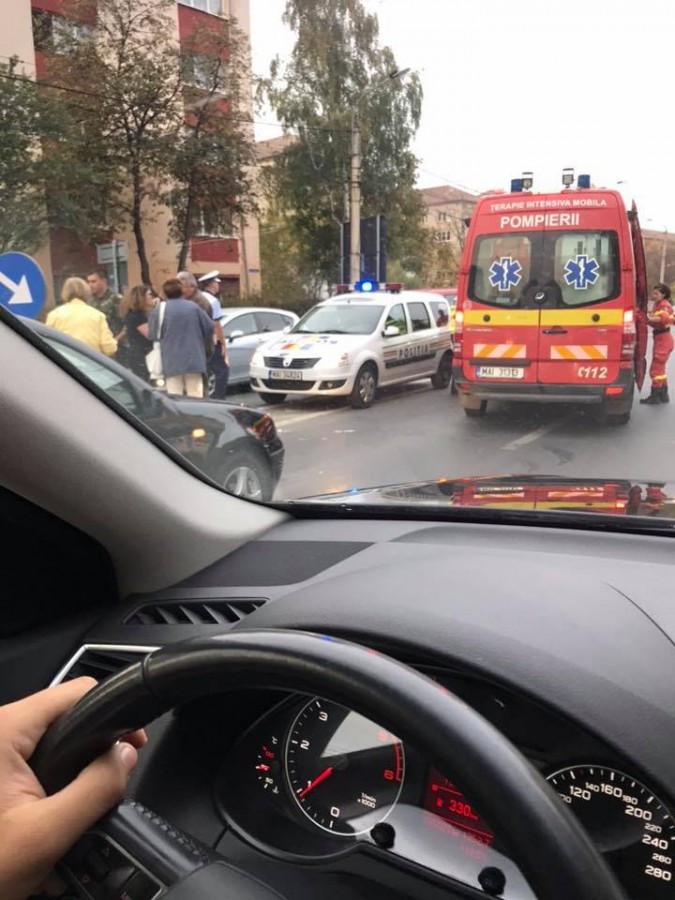 Pieton lovit pe trecerea de pietoni, pe Mihai Viteazu. Trafic îngreunat