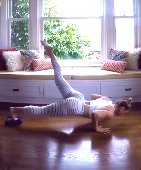 VIDEO | Face fitness cu prosopul, într-un mod inedit. Un filmuleţ cu o sexy instructoare a devenit viral