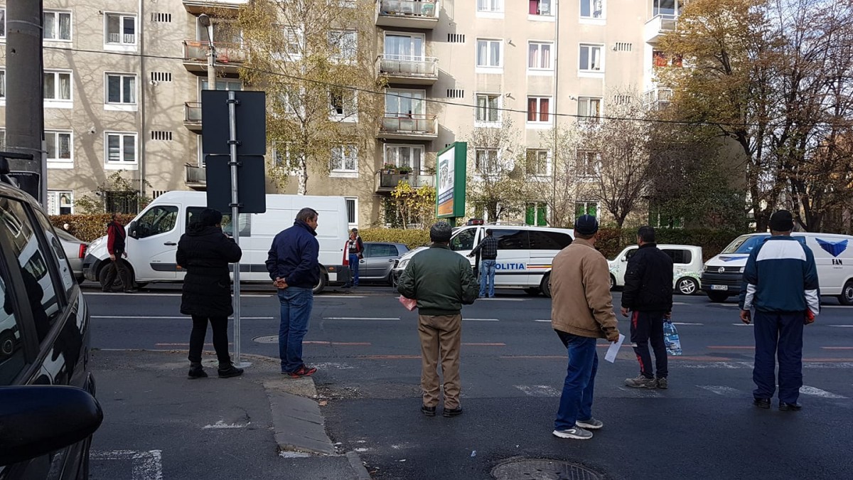 Un polițist la volan nu a păstrat distanța regulamentară, pe Calea Dumbrăvii. O femeie a ajuns la spital