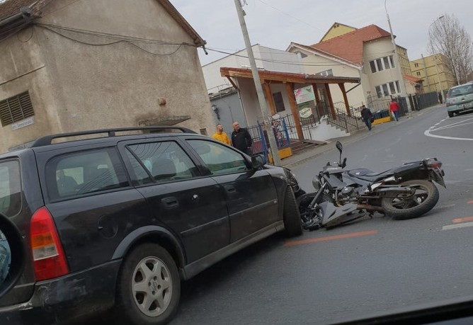 Tânăr de 17 ani transportat la spital, după ce a fost lovit de un autoturism