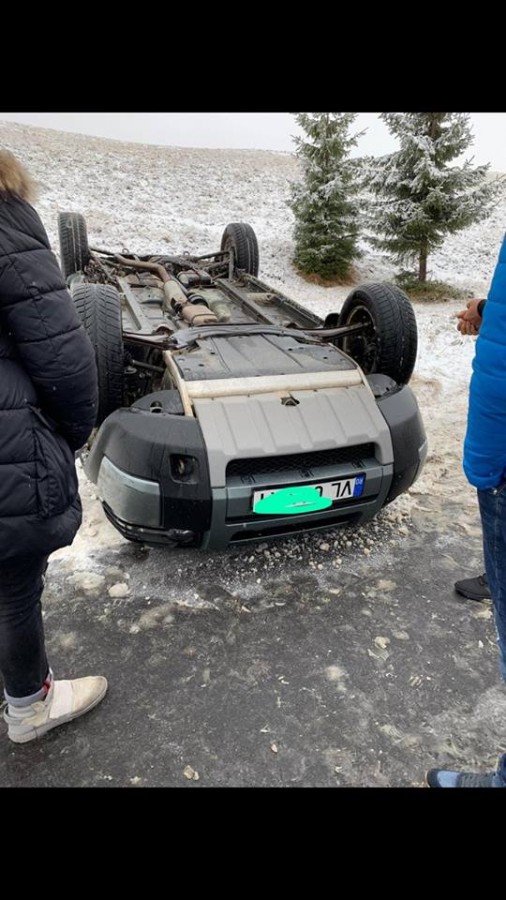 Mașină răsturnată pe drumul spre Păltiniș