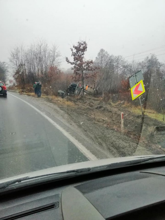 FOTO - TIR răsturnat pe Hula Bradului, într-o curbă. Trafic blocat total