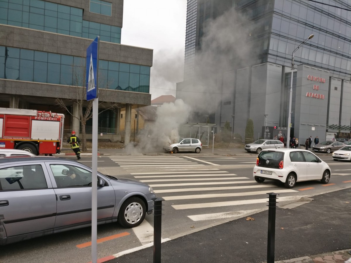 Mașină în flăcări, în fața Centrului de Afaceri din Sibiu | FOTO VIDEO