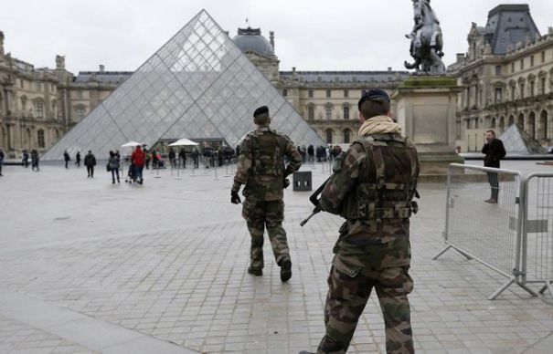 Atacurile din Paris: Franța mobilizează 115.000 de militari
