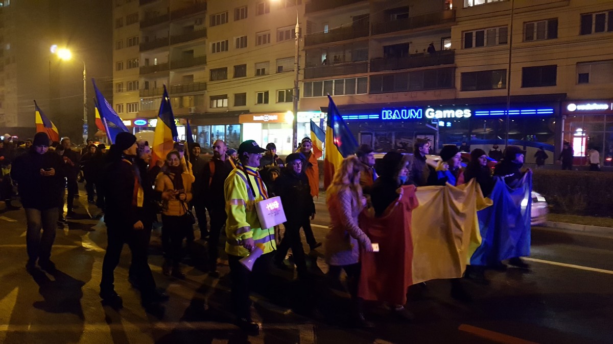 LIVE FOTO-VIDEO Sute de sibieni protestează . „PSD, ciuma roșie!”